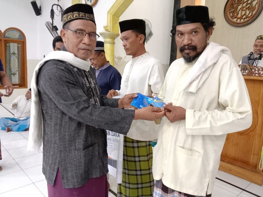 BANTUAN DARI YAYASAN BAITUL MAL BRI KEPADA PENGGALI KUBUR MASJID AL AMIN WERI